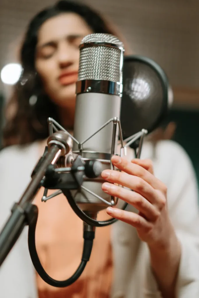 Alice Lemoine, coach vocal, en travail de technique vocale à Larnage
